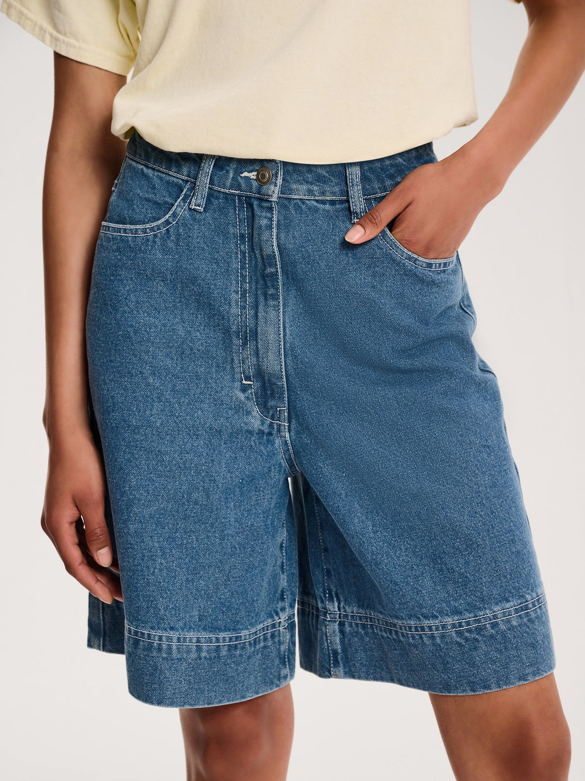 Robbie Shorts in Mid Wash