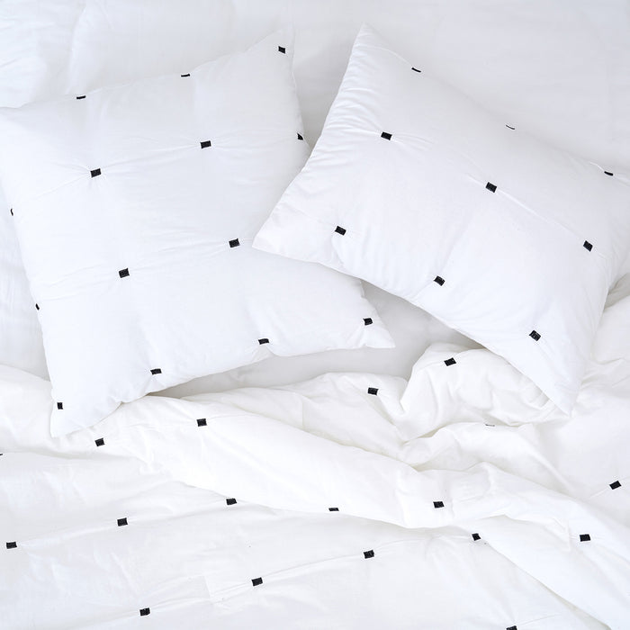 A dot embroidery comforter.