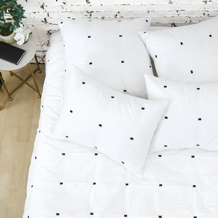 A dot embroidery comforter.